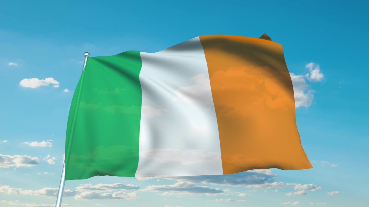 bandera de irlanda con estructura de tela contra un cielo nublado (en bucle)