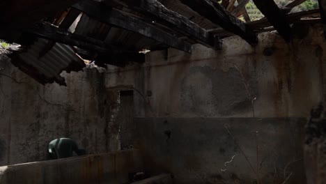 el interior en ruinas de un antiguo edificio