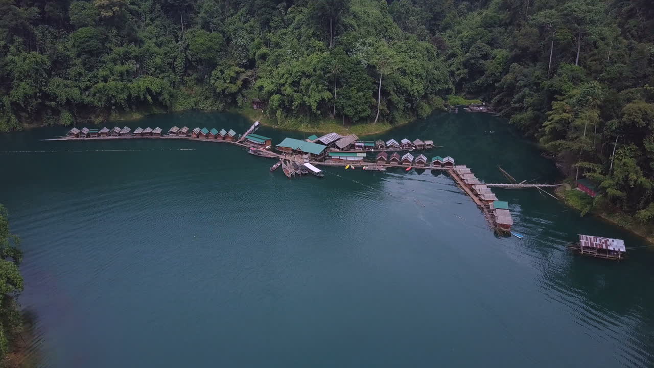 tiro de drone de casas flotantes en balsa en el parque nacional khlong phanom en tailandia