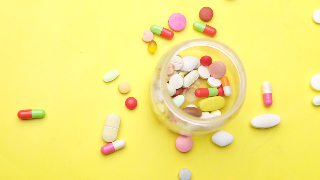 pastillas y cápsulas en un cuenco de vidrio