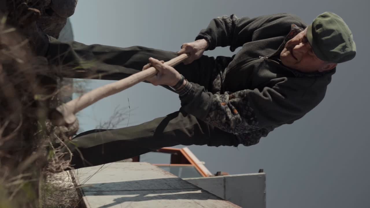 농부 가 시골 의  ⁇  에서 땅 을 파고 있는 것