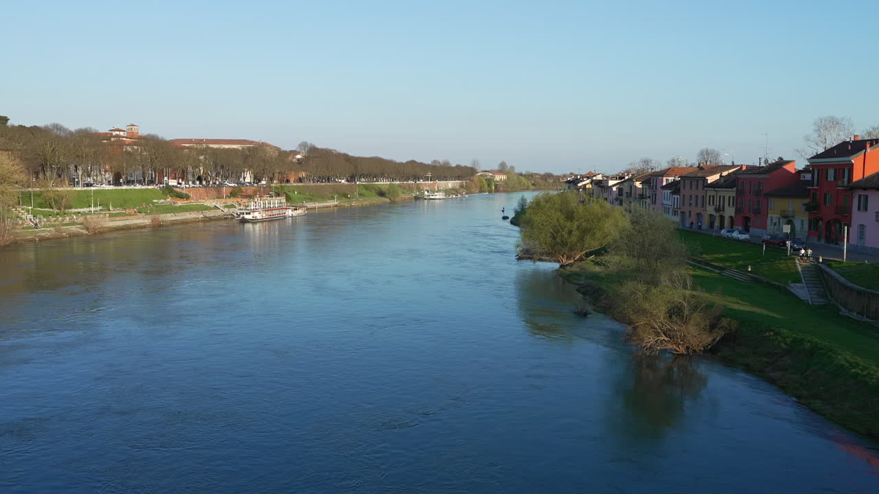 파비아 근처의 티치노 강의 멋진 전망과 빛 날에 정박한 배, 롬바르디, 이탈리아