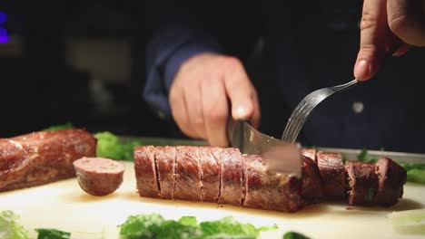 hombre cortando carne en restaurante