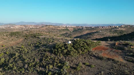 Drohnenaufnahmen-Eines-Wunderschönen-Naturpanoramas-Und-Alter-Ruinen-Zwischen-Bäumen-Und-Feldern