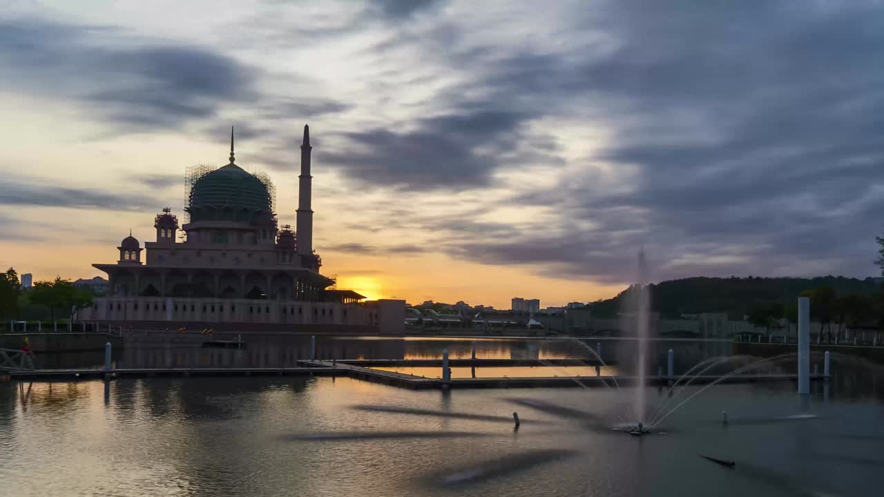 Filmato in time-lapse del paesaggio all'alba della Moschea Putra a Putrajaya, Malesia