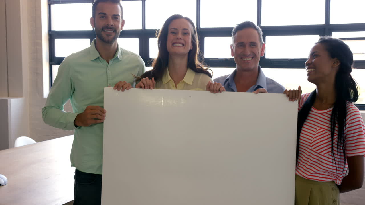 colegas ocasionales con un cartel