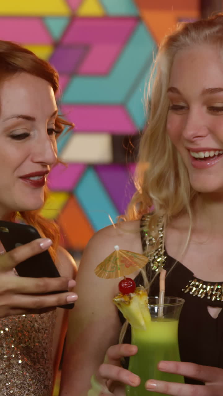 grupo de amigos felices mirando el teléfono móvil