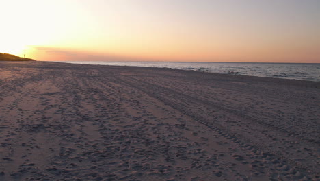 vibrante vista del atardecer sobre la playa de jurata, polonia