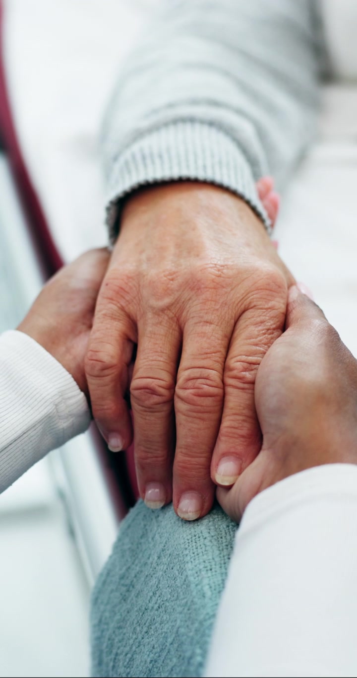 Caregiver che Tiene le Mani di un Paziente Anziano in Ospedale