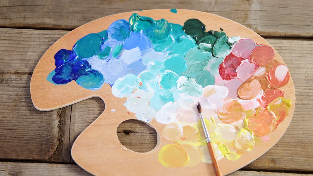 나무 팔레트 와 페인트 브러시 를 사용 한 수채화 페인트