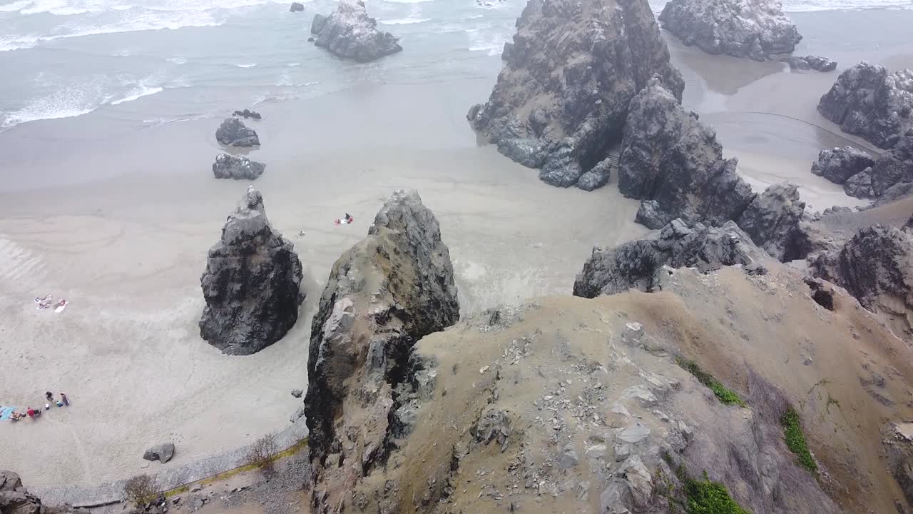 바다와 거대한 암석을 바라보는 절벽 쪽 전망대 위로 날아가는 드론