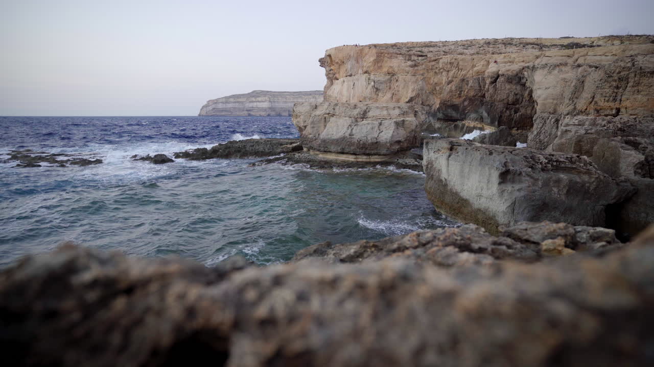 aguas de mar golpeando acantilado rocoso, isla de gozo