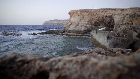 Aguas-De-Mar-Golpeando-Acantilado-Rocoso,-Isla-De-Gozo