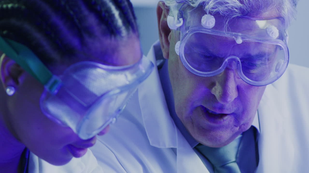 científicos que colaboran en un laboratorio