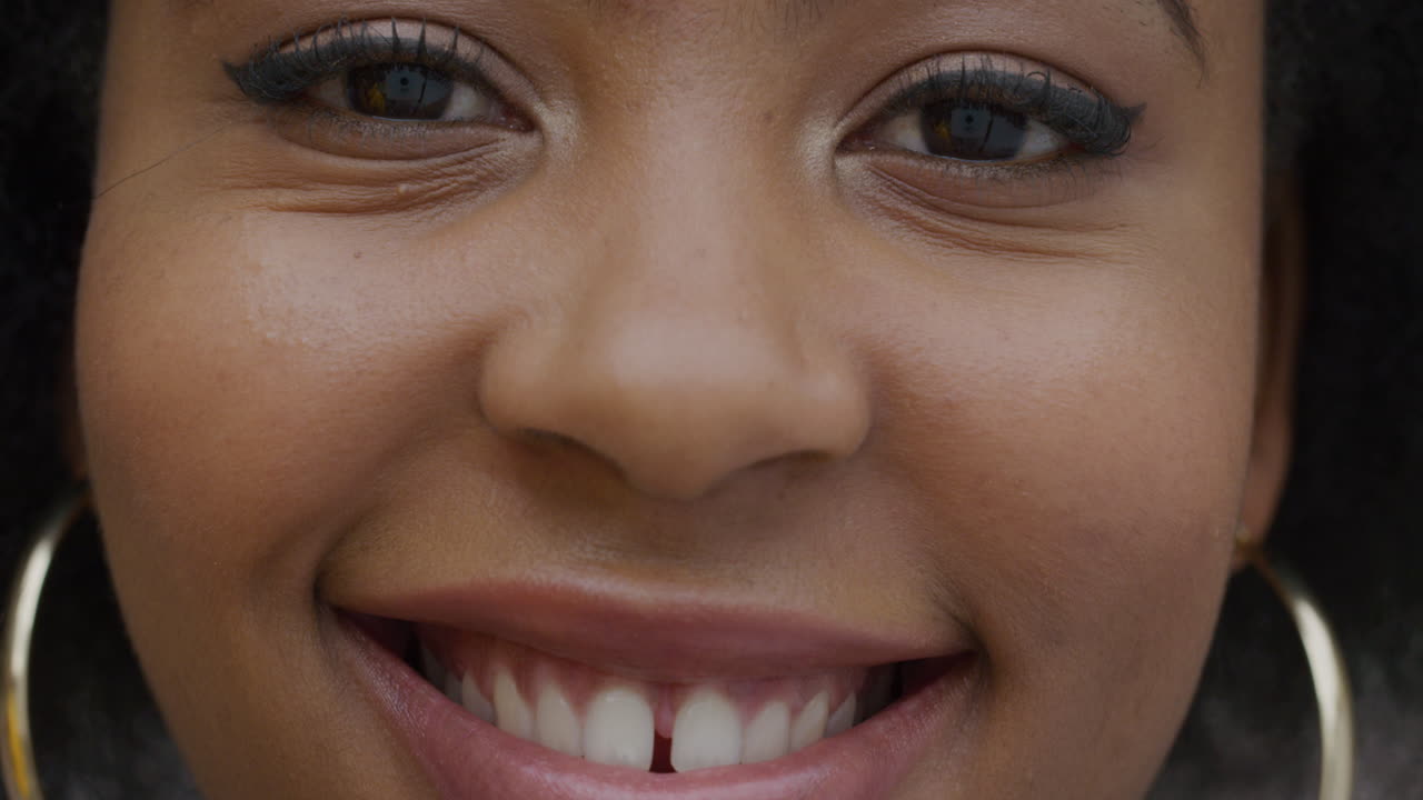 Retrato de mulher afro-americana feliz sorrindo