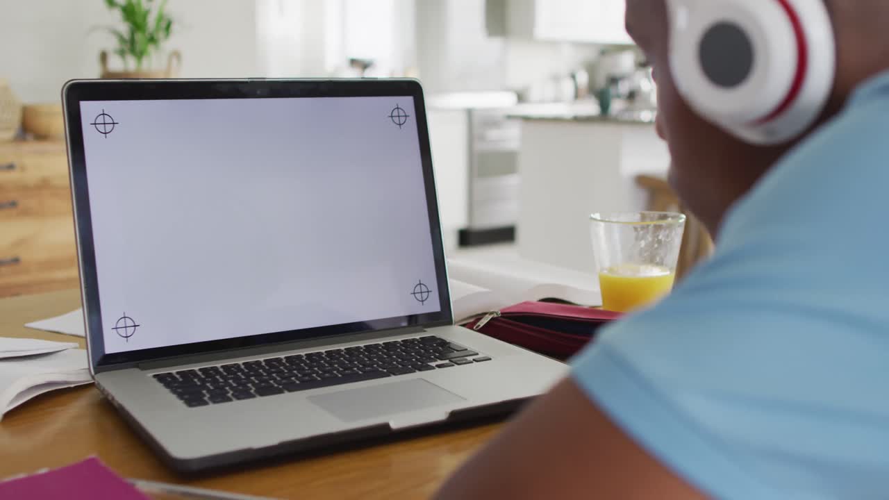 video de un niño afroamericano enfocado con una computadora portátil con espacio de copia teniendo lecciones en línea en casa