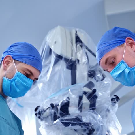 equipo médico que realiza una cirugía