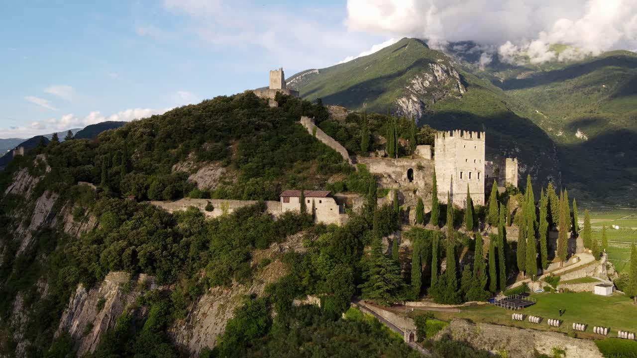 Ripresa drone aerea di un castello su una montagna vicino al Lago di Garda, Italia.