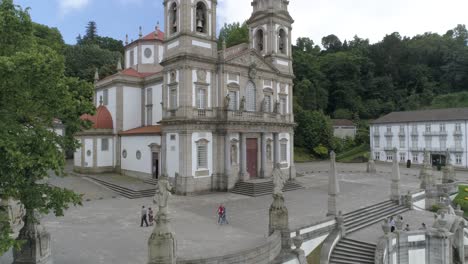 el santuario portugués bom jesus do monte braga fue fotografiado desde el aire.