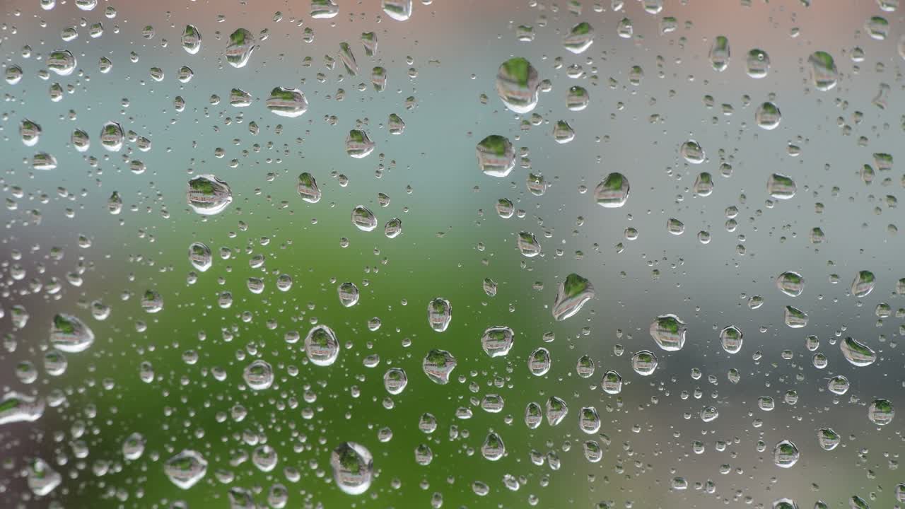 방울을 가진 유리 창 기상 매크로 4k 비디오