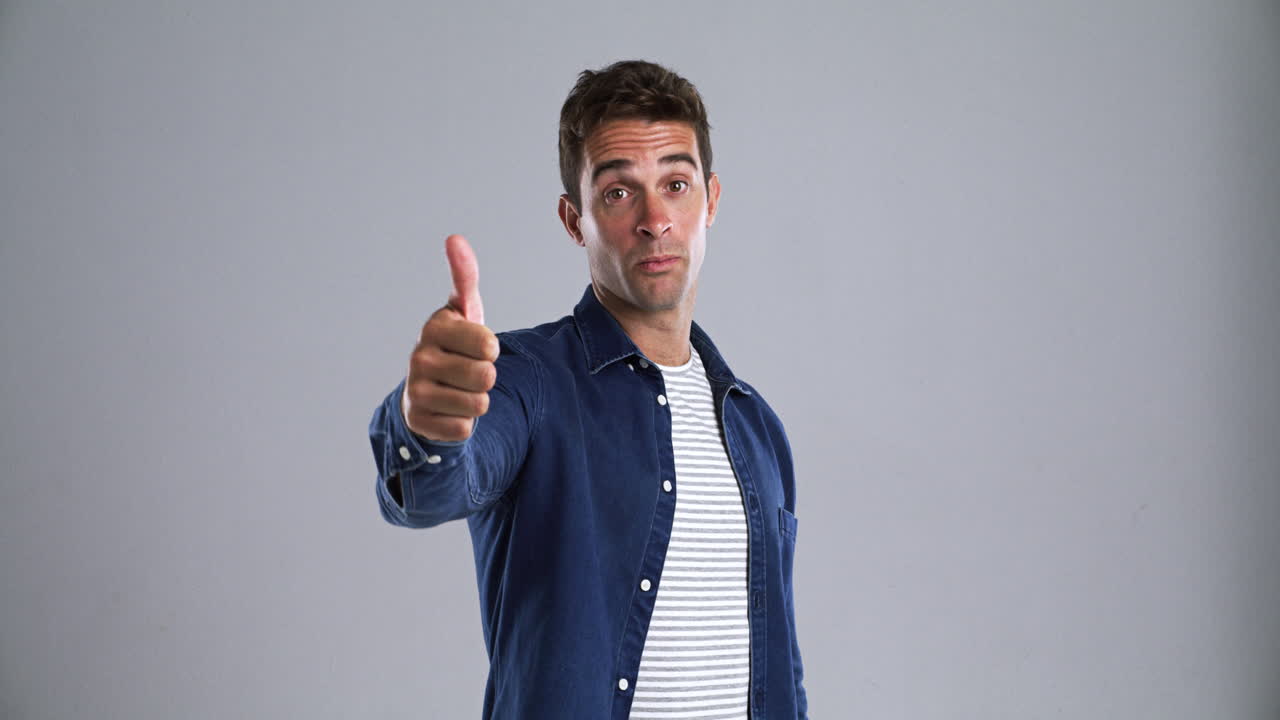 un joven guapo que te da una desaprobación