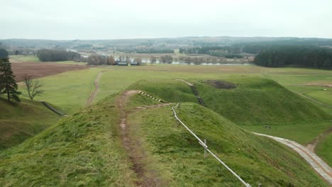 Antenne:-Fliegen-Der-Hügelspitze-In-Der-Archäologischen-Stätte-Kernave-An-Einem-Düsteren-Herbsttag