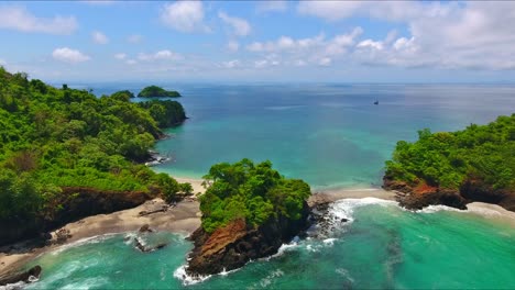 Vuelo-Hacia-Adelante-Sobre-La-Playa-Que-Conecta-Dos-Islas-Y-Barcos-De-Pesca-Distantes