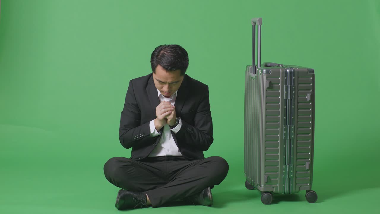 un hombre de negocios orando antes de un viaje.