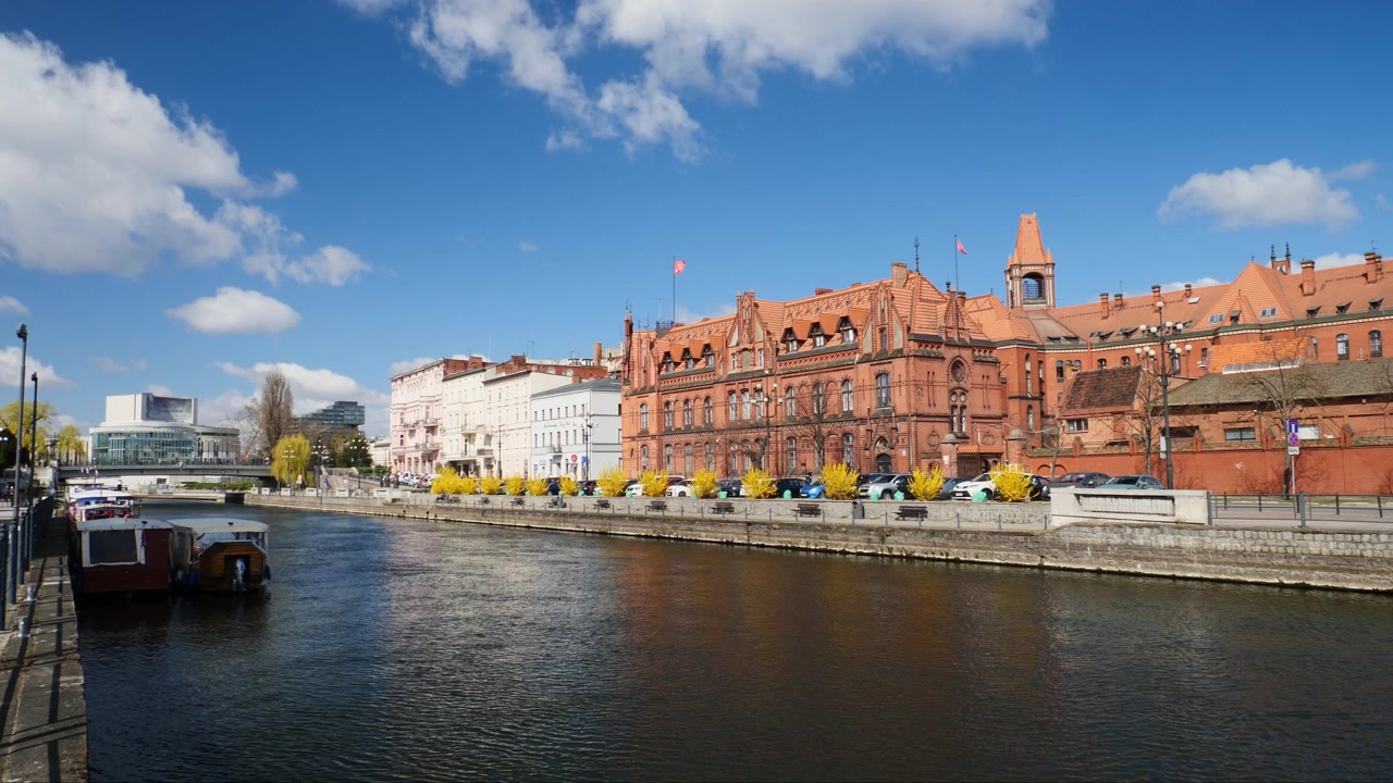 Il fiume Brda mentre attraversa Bydgoszcz, Polonia. Movimento lento.