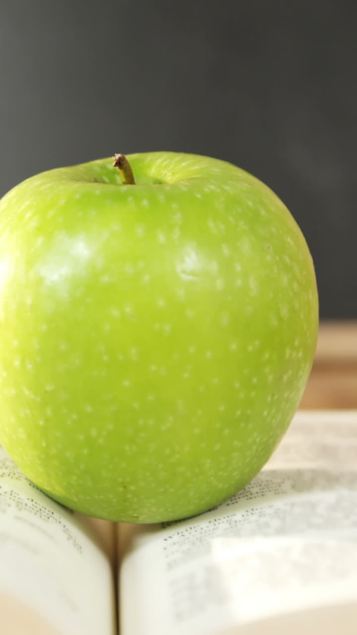 primer plano de la manzana verde con el libro abierto