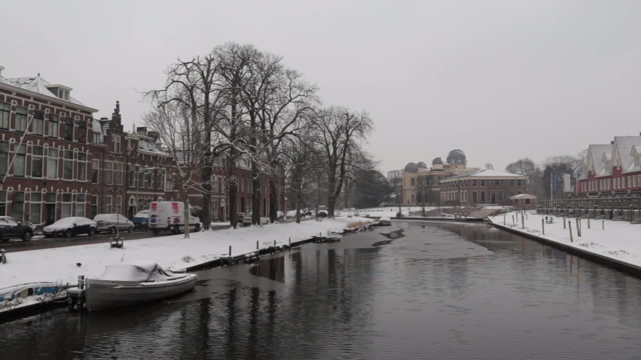 눈 오는 날씨의 운하와 전망대