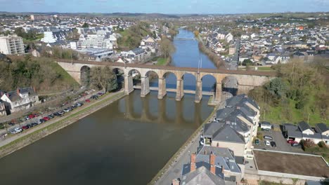 puente ferroviario que cruza el río mayenne en laval, francia