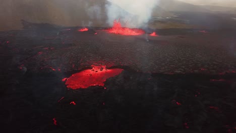 vista aérea de la erupción de lava en el valle de meradalir, del volcán fagradalsfjall, con humo saliendo