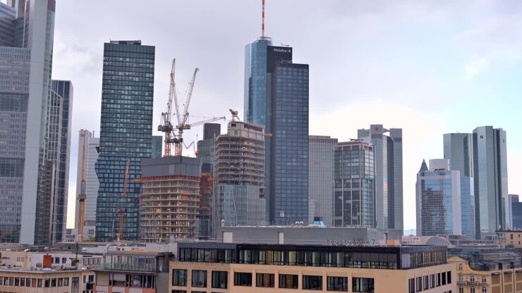Fráncfort, Alemania, 13 de noviembre de 2022: vista del proyecto de los cuatro rascacielos de Fráncfort en la ciudad