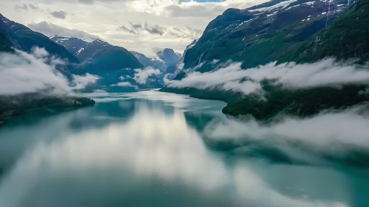 hermosa naturaleza noruega paisaje natural lago lovatnet volando sobre las nubes.