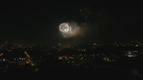 Antena-De-Fuegos-Artificiales-Del-4-De-Julio-En-Houston-Por-La-Noche