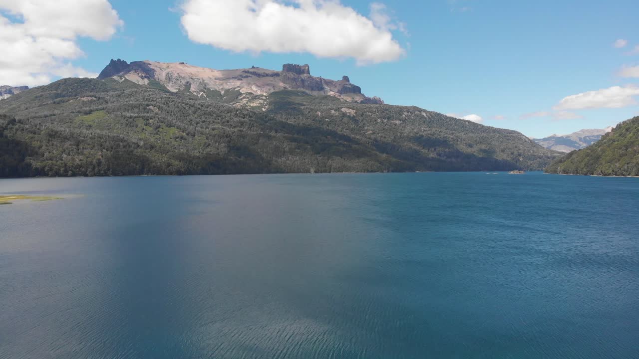 lago falkner 및 산 위의 해안선 잔디에서 공중이 상승합니다.