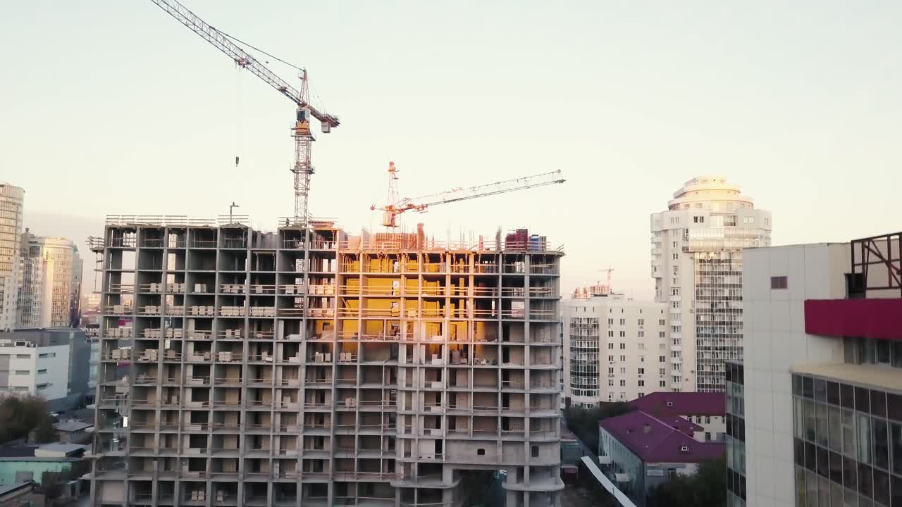 construcción de un rascacielos moderno en una ciudad
