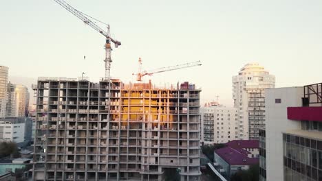 construcción de un rascacielos moderno en una ciudad