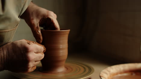 un artiste d'argile sculptant dans son atelier