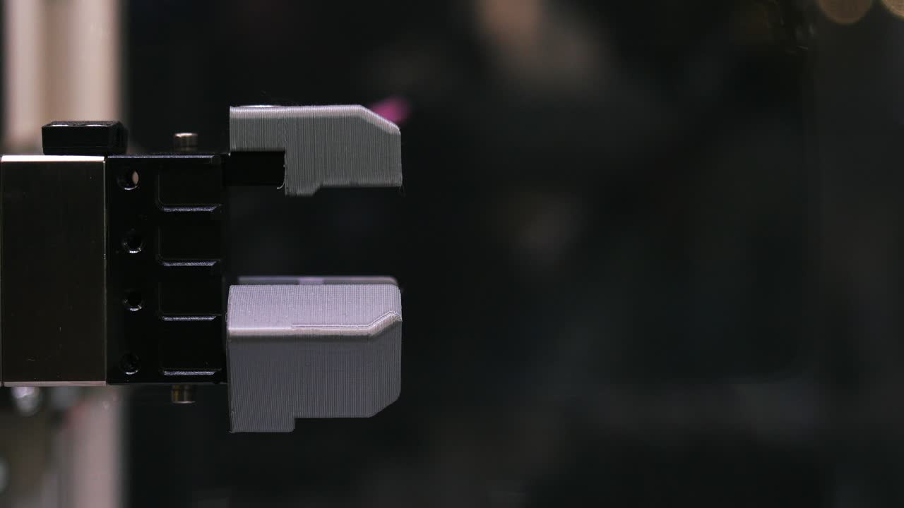 로 팔이 부품을 잡고 있습니다.