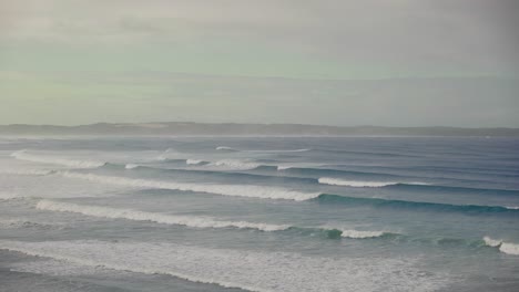 Waves-rolling-in-onto-beach