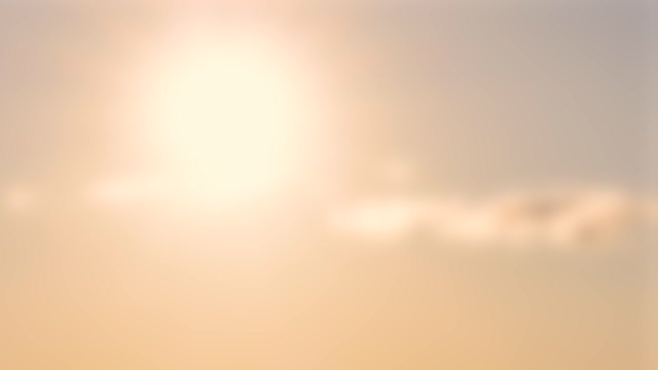 산란한 구름 뒤에서 흐릿한 해가 지는 것