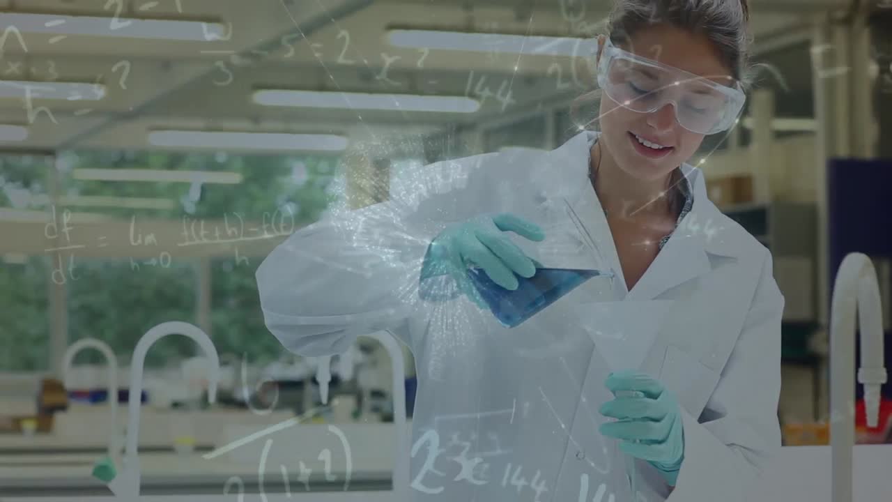 animación de ecuaciones matemáticas y globo sobre científica biracial en el laboratorio