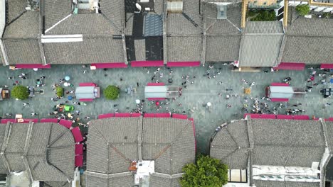 Toma-Aérea-De-Arriba-Hacia-Abajo-De-Personas-Caminando-Por-La-Histórica-Calle-Qinghefang