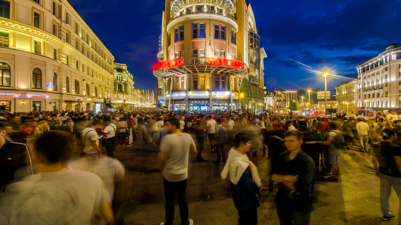 러시아 축구 팬들이 팀의 승리를 도시 거리에서 축하하고 있습니다.