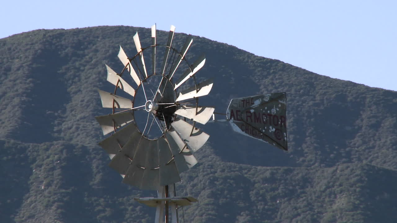 вращающаяся ветряная мельница, черпающая воду из колодца в калифорнийском городе охай