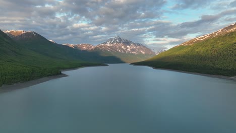 rolig vann av eklutna innsjøen i alaska - luft drone skutt