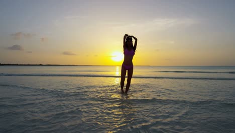 mujer asiática feliz en bikini en la playa