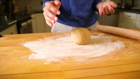 Manos-Aplanando-La-Bola-De-Masa-Para-Hornear-Una-Corteza-De-Pastel